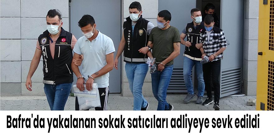 Bafra'da yakalanan sokak satıcıları adliyeye sevk edildi