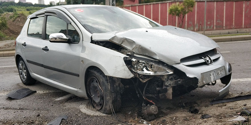 Samsun'da beton direğe çarpan araç sürücüsü yaralandı