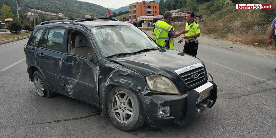 Samsun'da kamyonla çarpışan otomobil takla attı: 4 yaralı