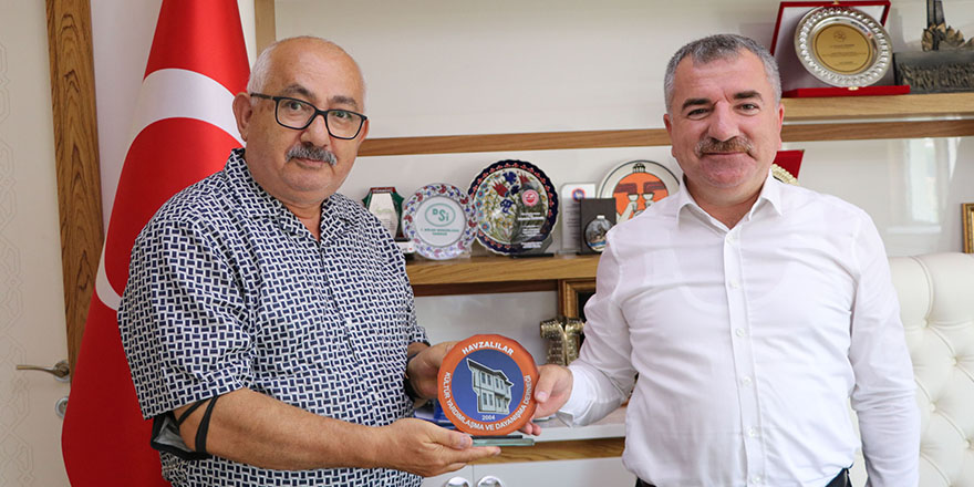 Dernek Başkanı Bozkurt’tan Başkan Özdemir’e Plaket