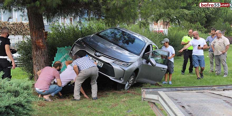 Takla atan otomobilden burunları bile kanamadan çıktılar!