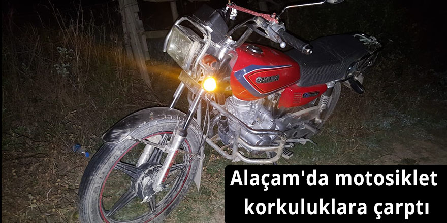 Alaçam'da motosiklet korkuluklara çarptı