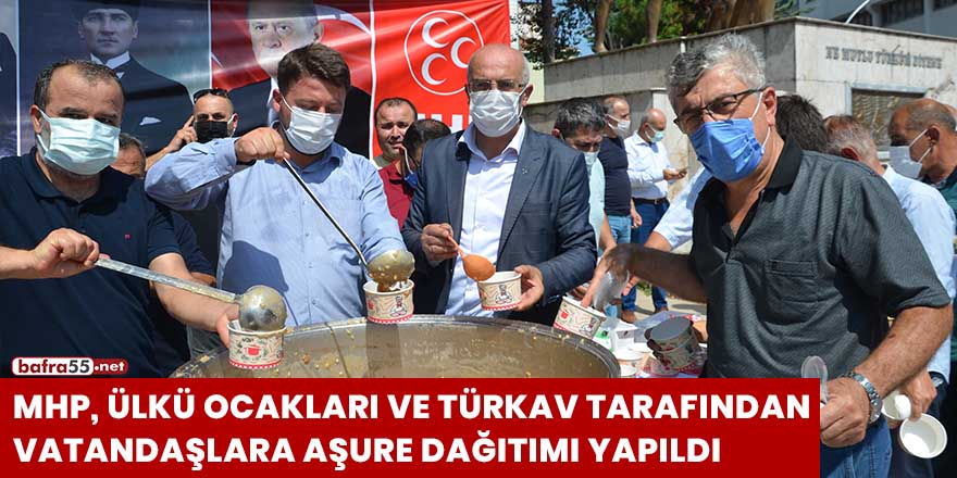 MHP, Ülkü Ocakları ve TÜRKAV tarafından vatandaşlara aşure dağıtımı yapıldı
