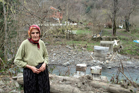 TERME'DE KÖYLÜLER KÖPRÜ İSTİYOR