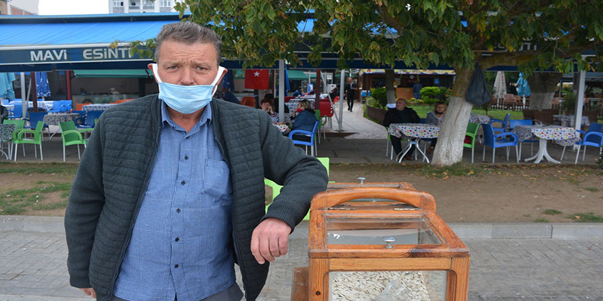 30 Yıldır çekirdek satarak geçimini sağlıyor