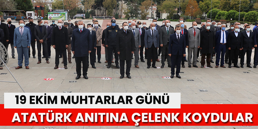 Bafra'da Muhtarlar Atatürk Anıtına Çelenk Bıraktı