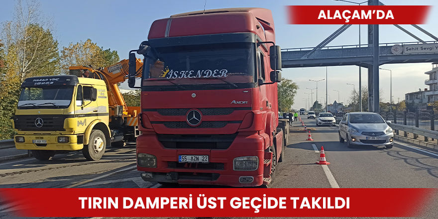 Tırın damperi üst geçide takıldı