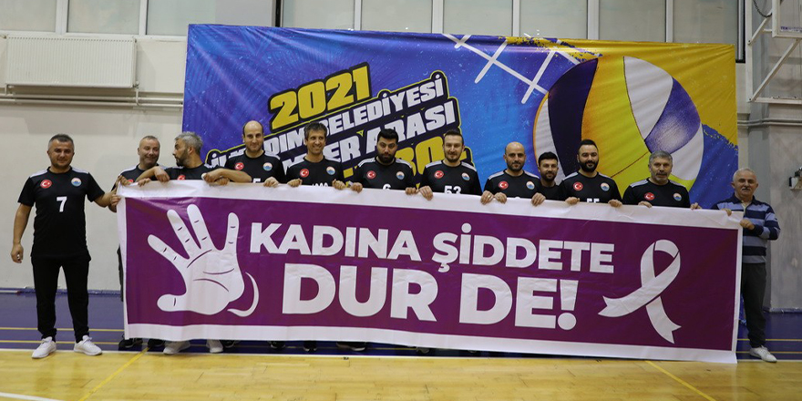 İlkadım’dan kadına şiddete pankartlı tepki