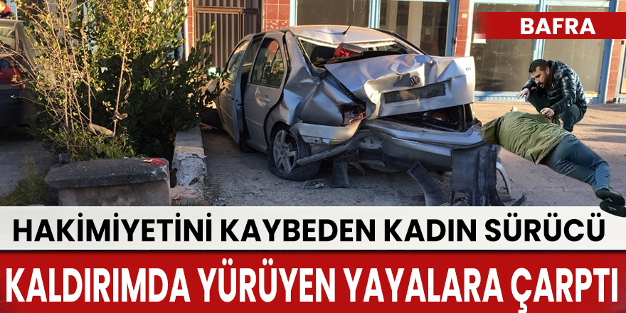 Otomobil kaldırımda yürüyen yayalara çarptı