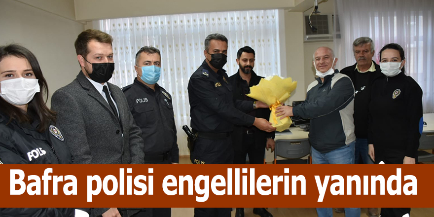 Bafra polisi engellilerin yanında