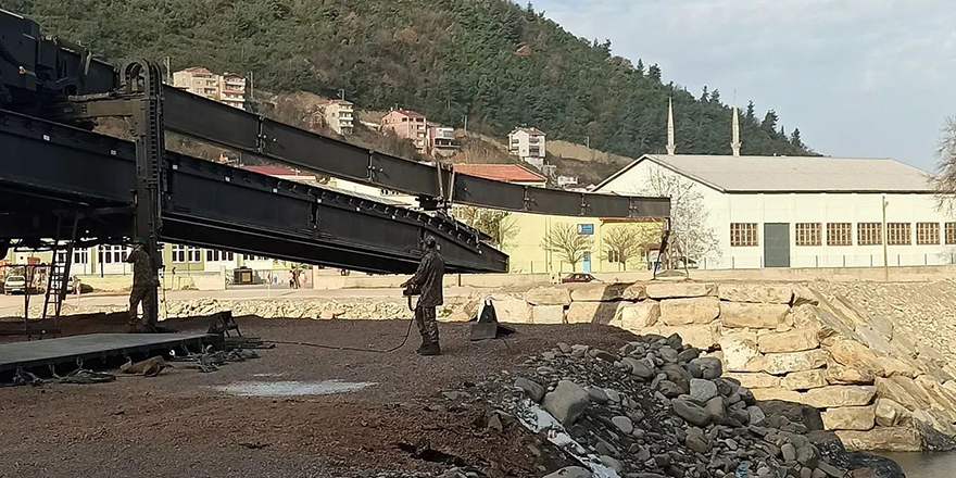 İlk kez Ayancık'ta kullanılan askeri köprü ilçeden ayrılıyor