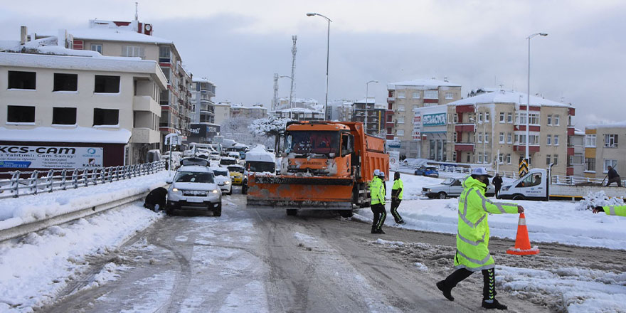 Sinop’ta kar yağışı trafiği olumsuz etkiledi
