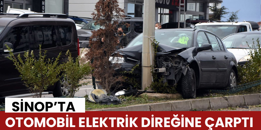 Sinop'ta otomobil elektrik direğine çarptı