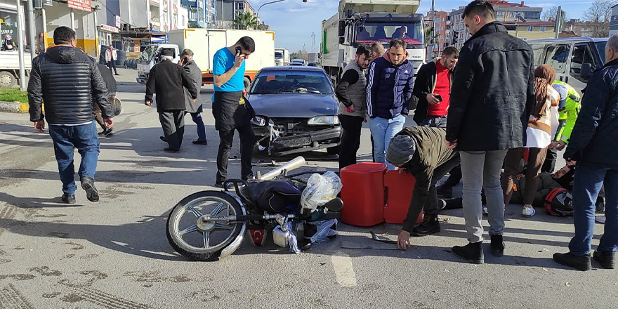 Samsun'da otomobil motosiklete çarptı