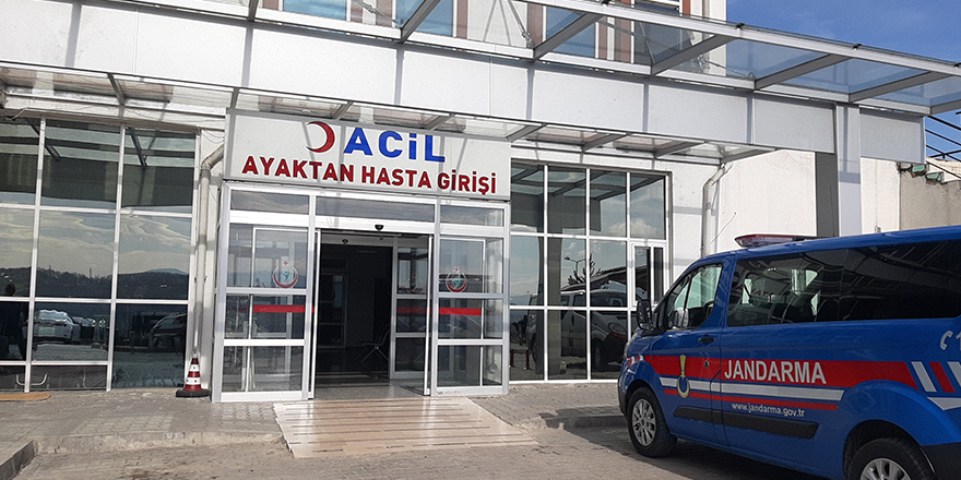 Kolunu kesen genç kız hastanelik oldu