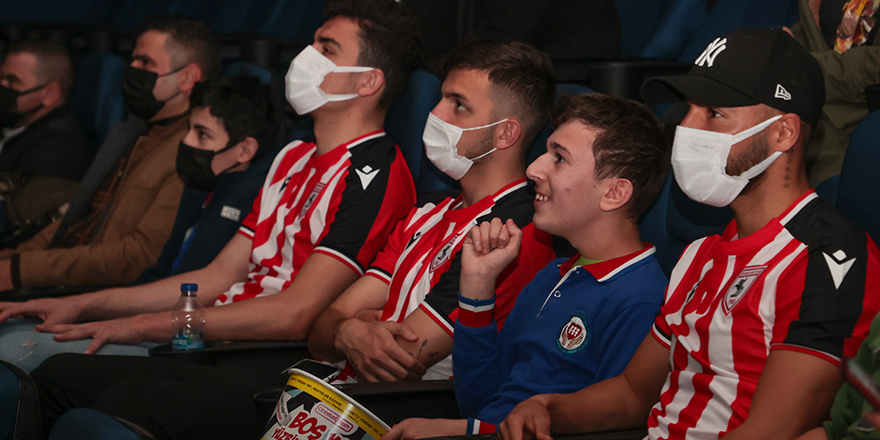 Samsunsporlu futbolcular "canım dayım" filmini izledi