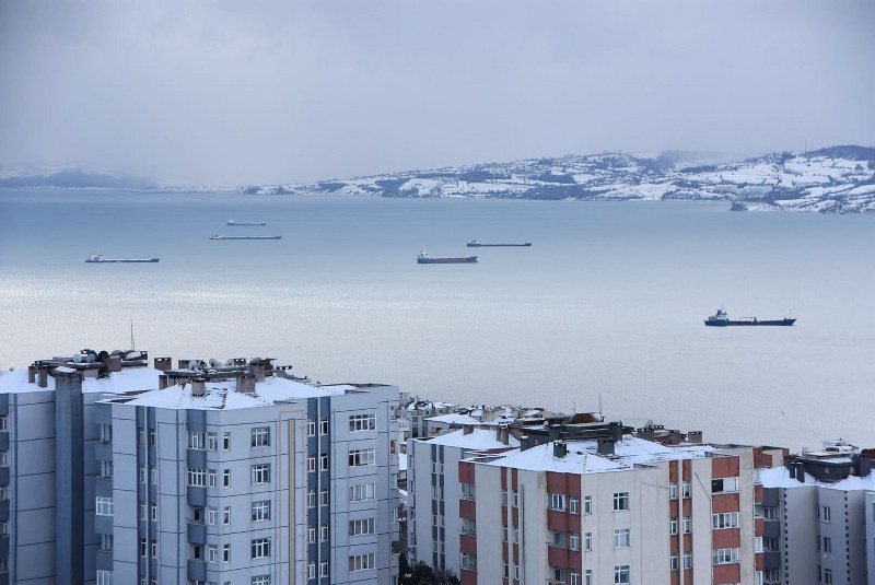 Fırtına nedeniyle gemiler Sinop limanına sığındı