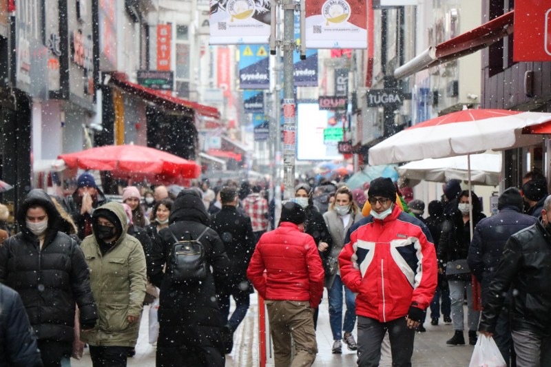 Samsun şehir merkezinde aralıklarla kar yağışı