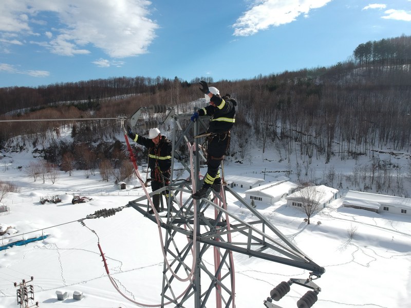 Elektrik arıza ekiplerinin zorlu kar mesaisi
