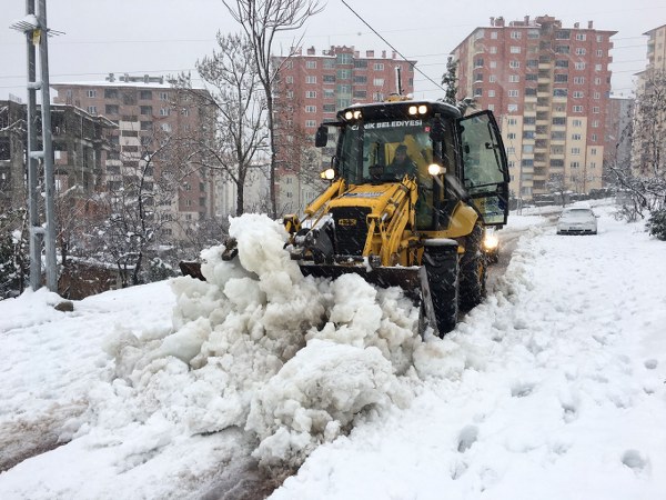 Canik’te kar mesaisi sürüyor