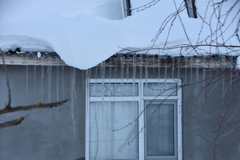 Sinop'ta buz sarkıntıları tehlike saçıyor
