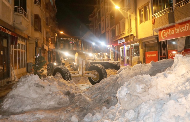 Havza’da karla gece-gündüz mücadele