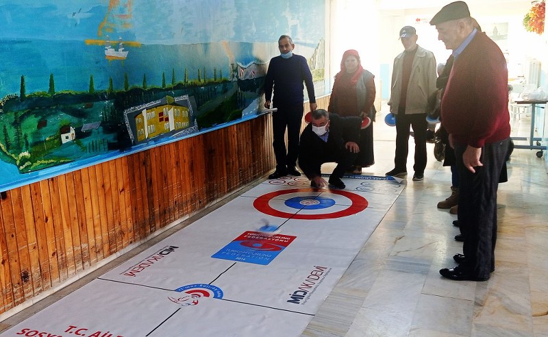 Başkan Özdemir huzurevi sakinleri ile curling ve bocce oynadı