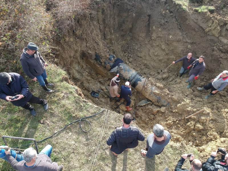 Sinop'ta heyelan nedeniyle su borusu kırıldı