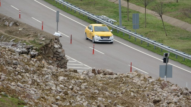 Sinop’ta heyelan istinat duvarını yıktı