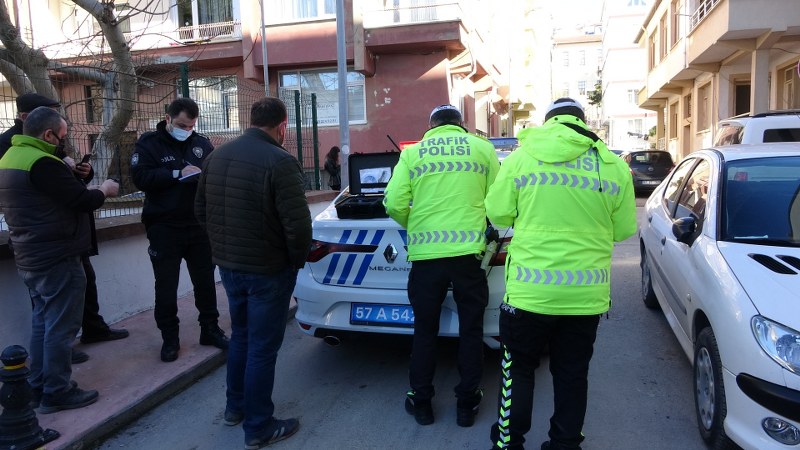 Sinop'ta otomobil motosikletli kuryeye çarptı
