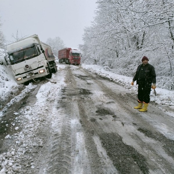 İlkadım’da karla kaplanan yollar ulaşıma açılıyor