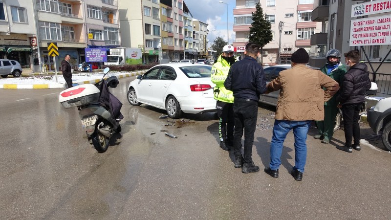 Sinop’ta otomobille çarpışan motosiklet sürücüsü yaralandı