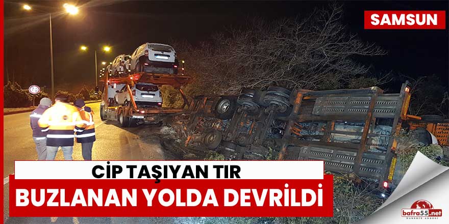 Cip taşıyan tır buzlanan yolda devrildi