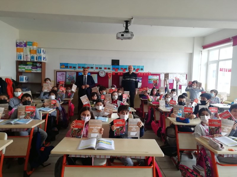 Samsun'da öğrencilere 17 bin kitap dağıtıldı
