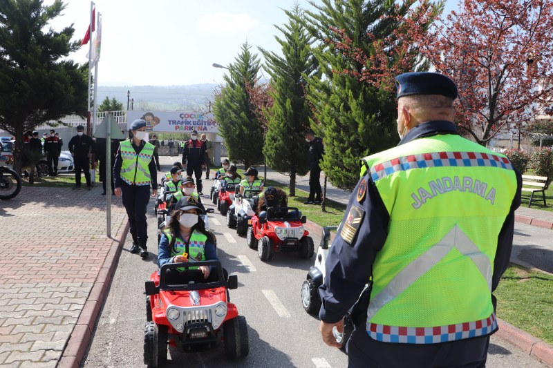 Öğrencilere trafik bilinci eğlenceli şekilde aşılanıyor