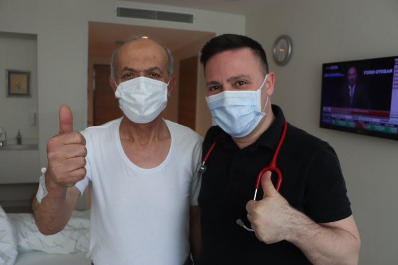 Korona savaşçısı profesör son 'aşısız' hastasını taburcu etti