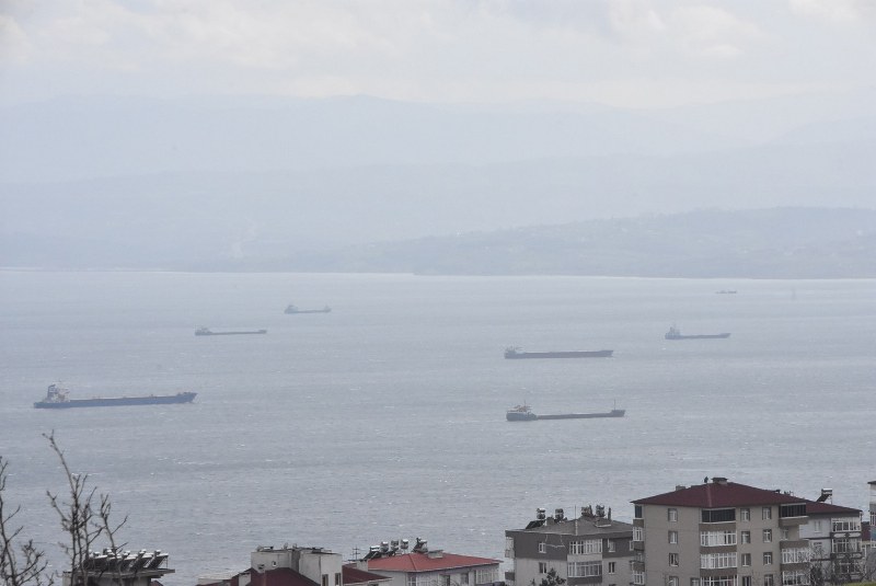 Fırtınadan kaçan gemiler limana sığındı