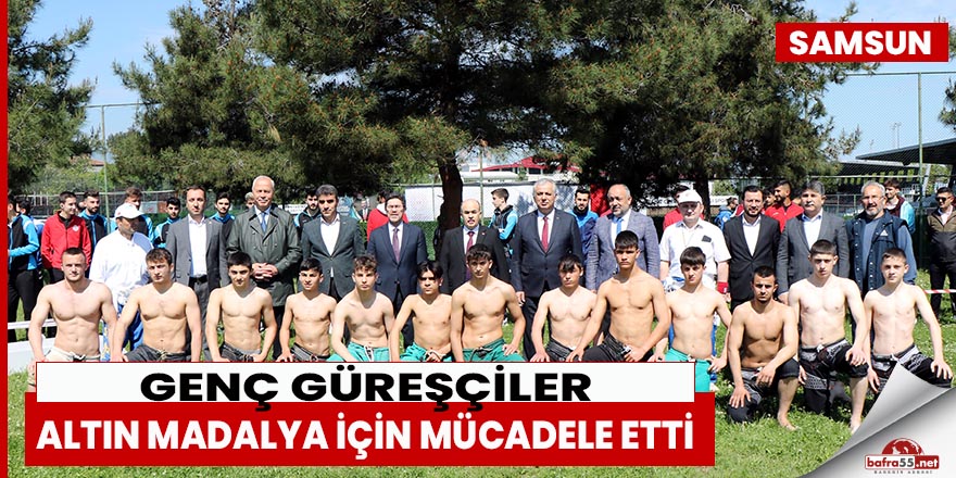 Genç güreşçiler altın madalya için mücadele etti