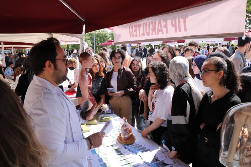 BM gibi üniversite: 120 ülkeden 5 bin yabancı öğrenci