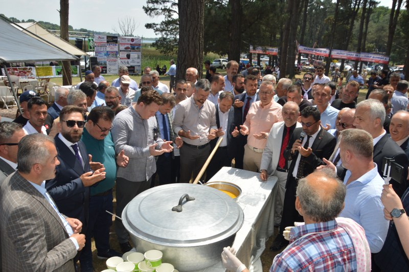 SAKARYA SAMSUNLULAR DERNEĞİ KEŞKEK ŞÖLENİNDE 7 KAZAN KEŞKEK DAĞITTI