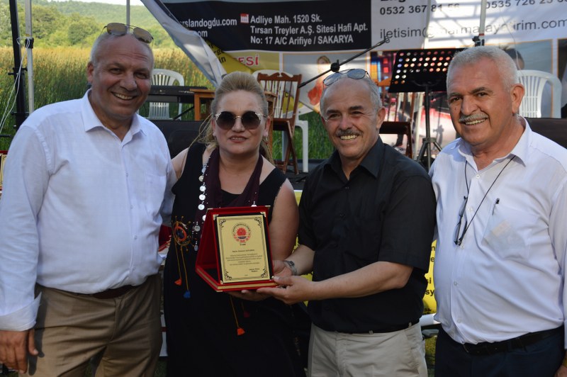 TÜRK HALK MÜZİĞİNİN GÜÇLÜ SESİ ZENNURE ÇAYLI KOÇ PLAKETLE TAÇLANDIRILDI