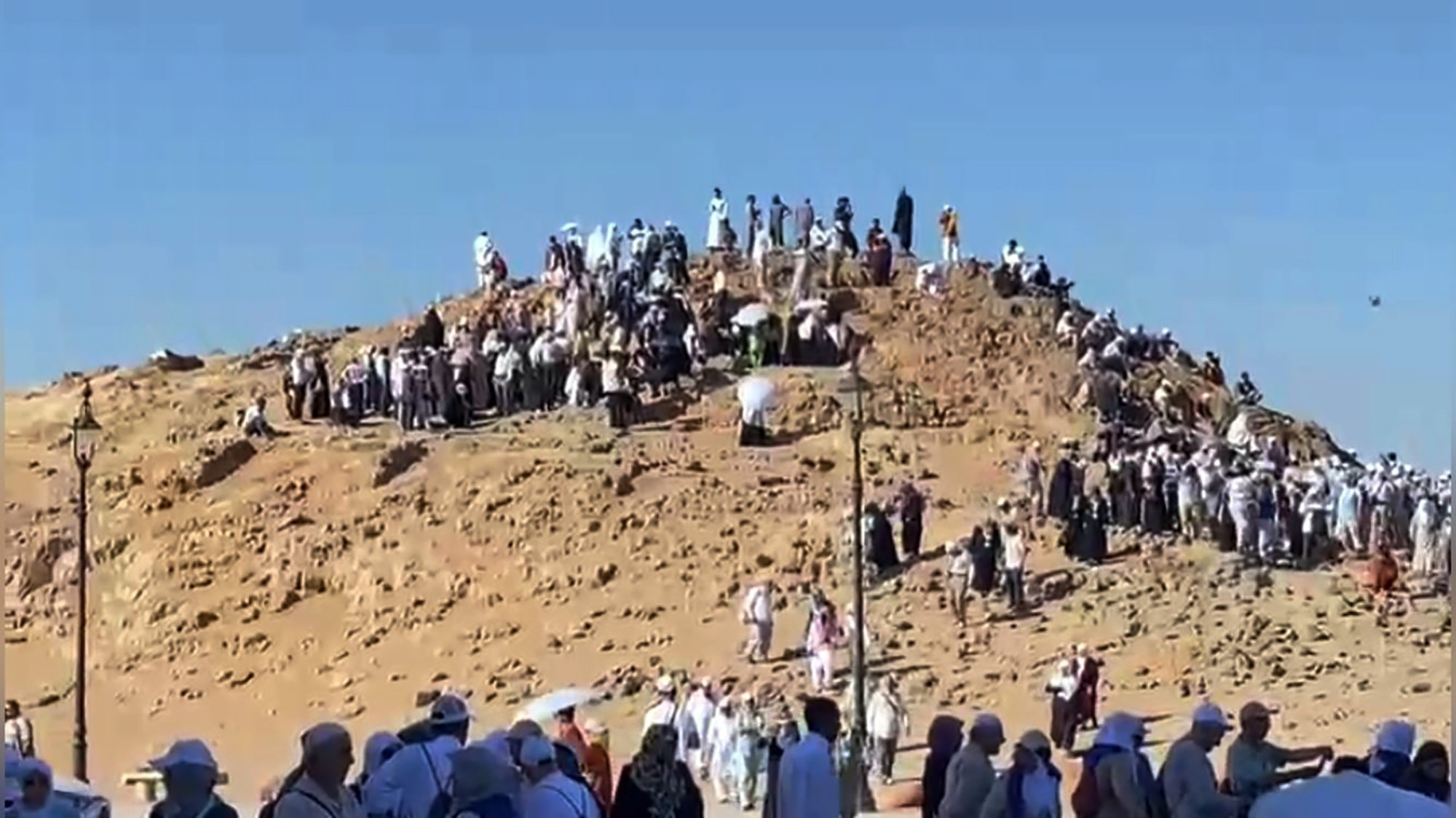 Samsun ve Sinoplu hacı adayları Uhud Şehitliği'nde dua etti