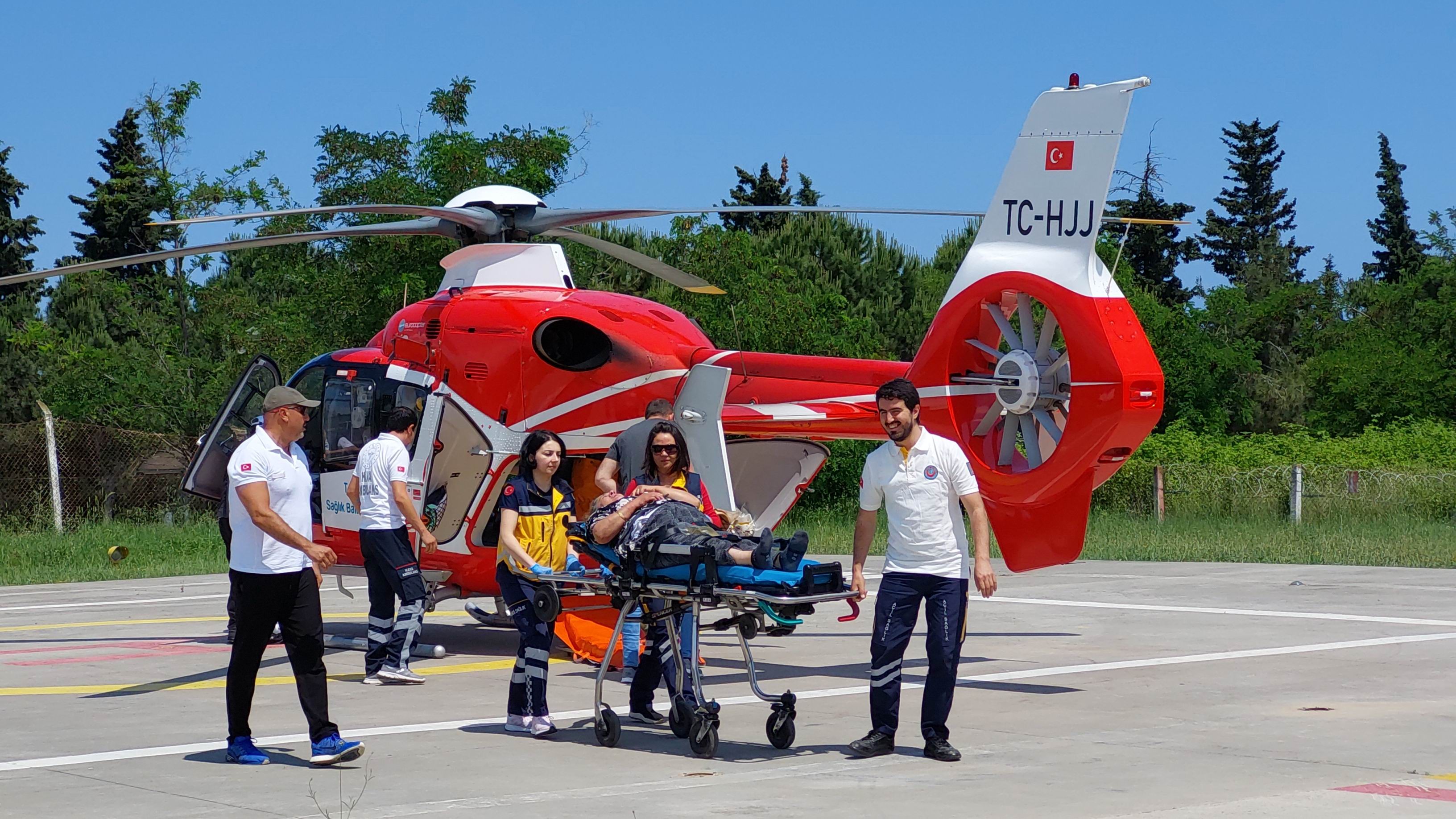 Beyin damarı tıkalı olan kadın ambulans helikopterle Samsun'a sevk edildi