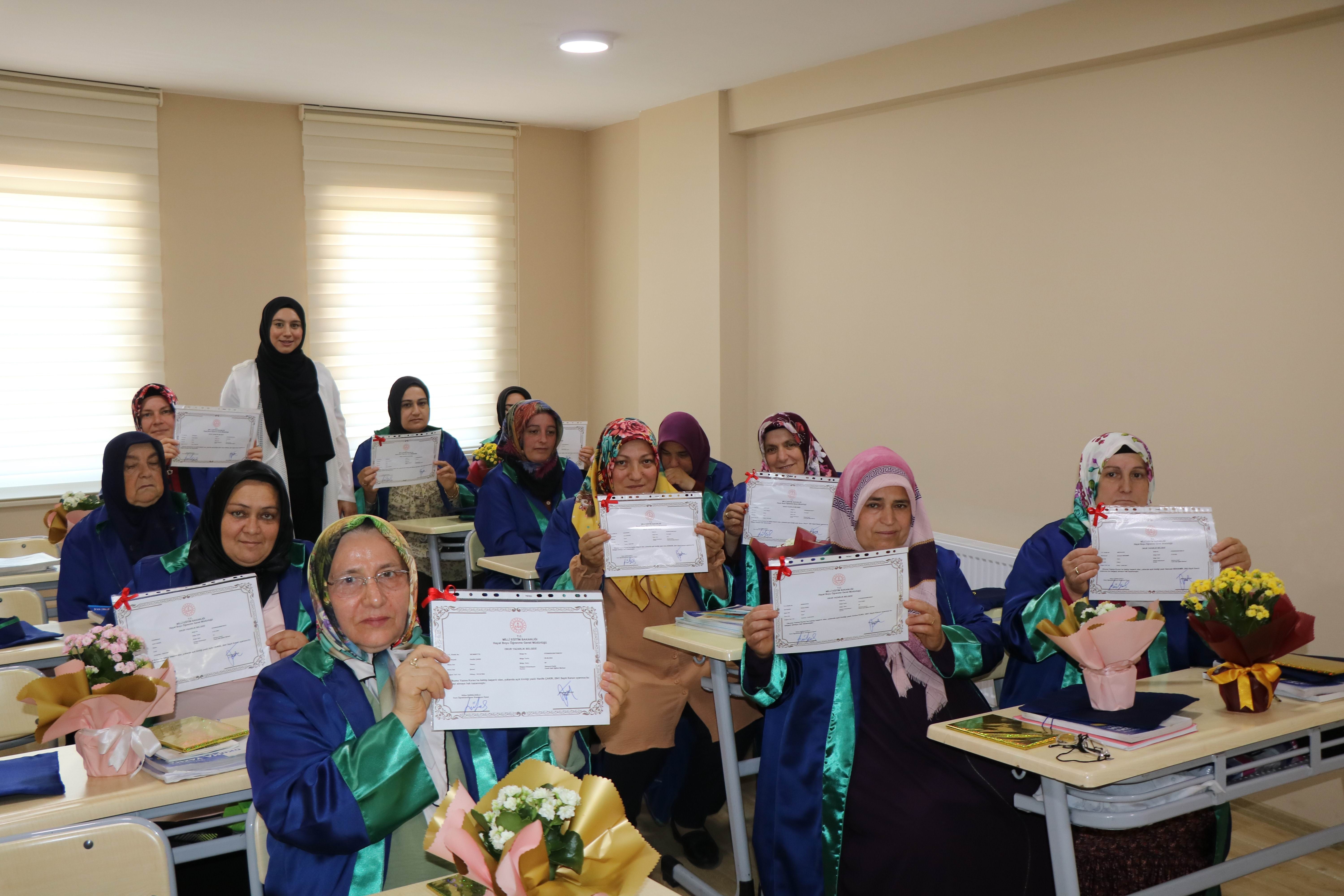 40 ve 60'lı yaşlardaki 13 kadın okuma-yazma öğrendi