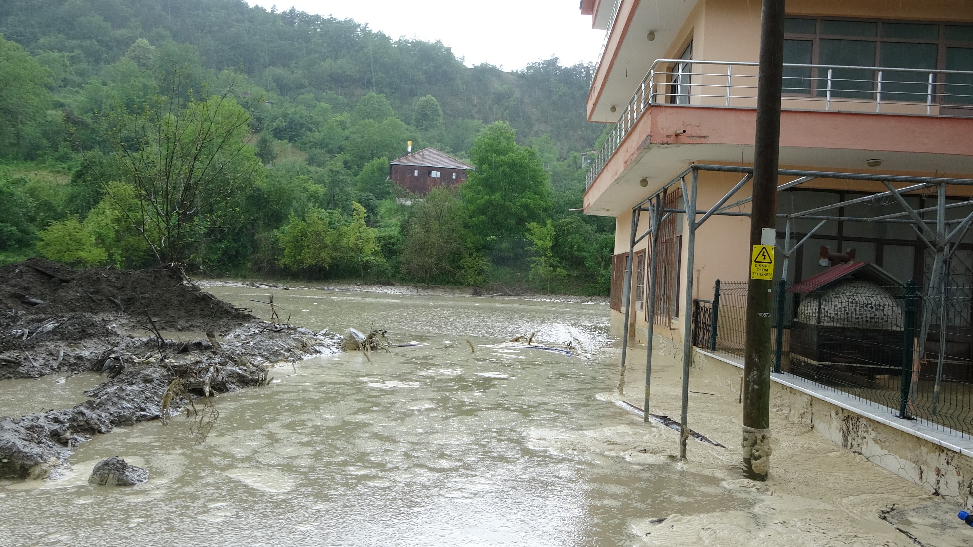 Sinop Ayancık’ta boşaltılan köylerde bazı evlerin girişleri suyla doldu