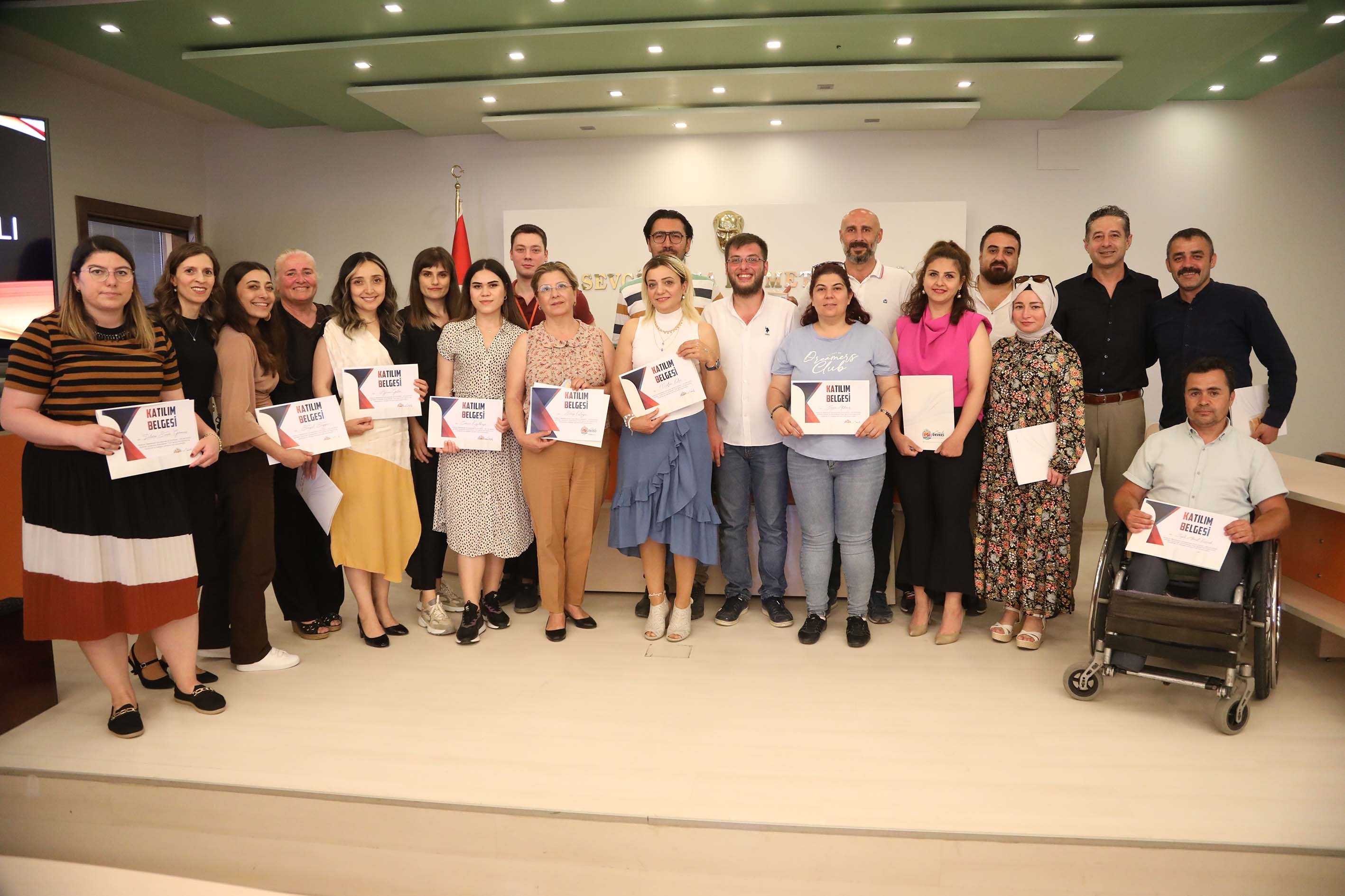 Türk işaret dili eğitimi alan belediye personeline sertifika