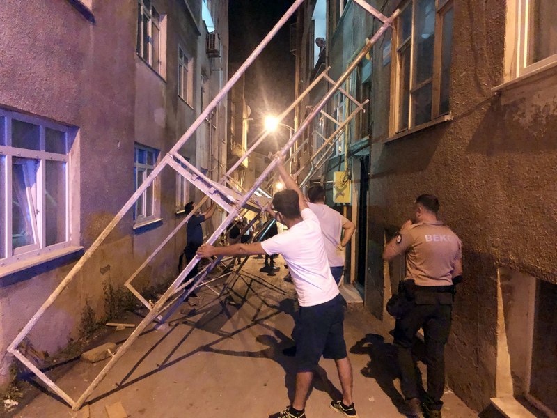 Sinop'ta Kamyonetin Çarptığı İskele Apartmana Devrildi