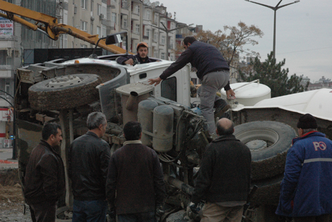 ZEMİN ÇÖKTÜ BETON MİKSERİ YAN YATTI