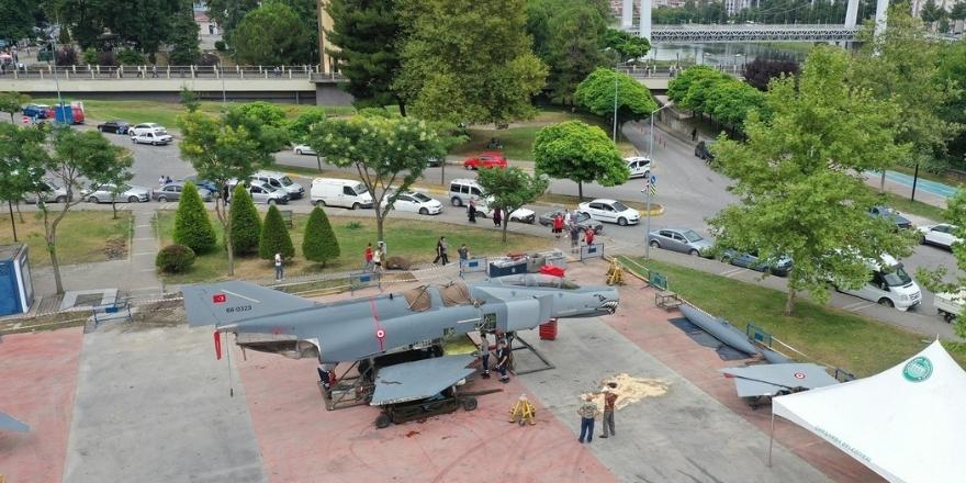 Savaş uçağı parka monte ediliyor