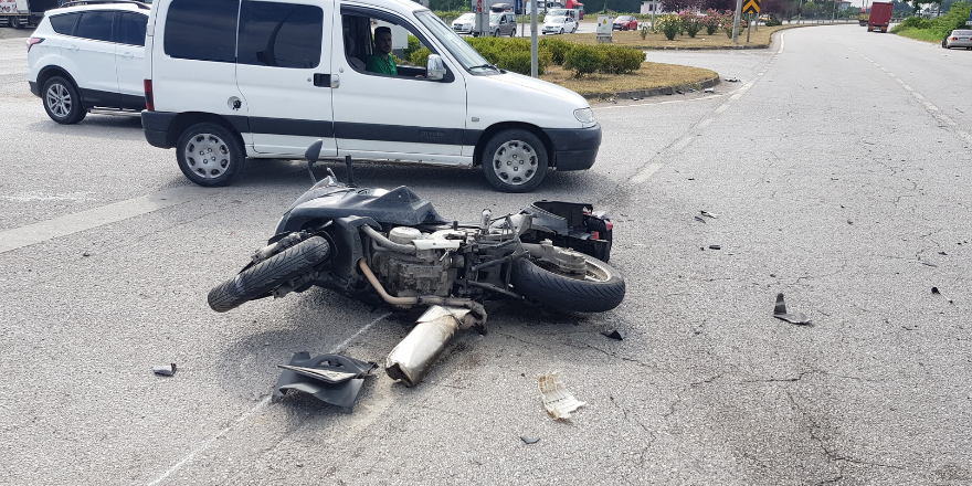 Terme'de Kırmızı Işıkta Bekleyen Motosiklete Otomobil Çarptı